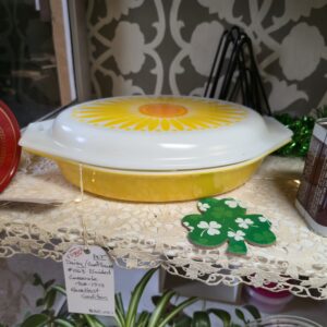 Daisy/Sunflower #063 Divided Casserole - 1968-1973 - Excellent Condition